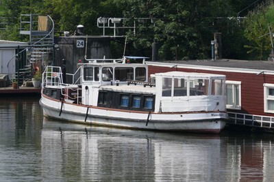 Onbekende passagiersschip in Maasbracht.