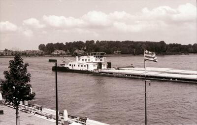 Braunkohle 49 met de duwboot oranje 1 in Dordrecht.