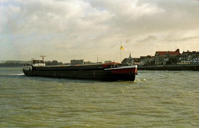 Onbekende motorvrachtschip in Dordrecht.