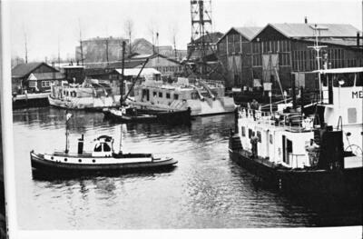 Onbekende motosleepboot en de duwboot Metz bij de Bieschbos in Dordrecht.