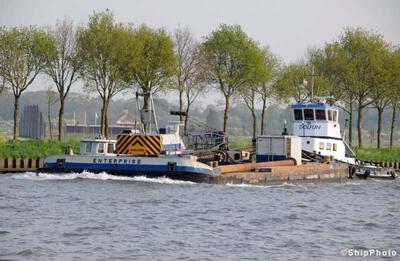 Enterprise met de duwboot Dolfijn in Loenersloot