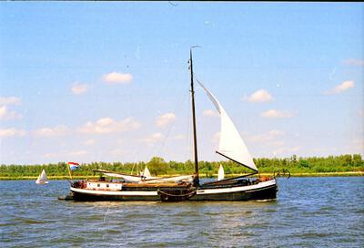Onbekende zeilschip op de Nieuwe Waterweg in Rotterdam.