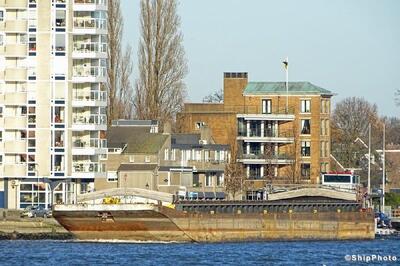 Dominic met de duwboot Aruba in Zwijndrecht.