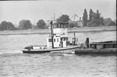 Rhea 255 met de duwboot Pronto 6 in Dordrecht.
