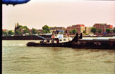 Navin-6 met de duwboot Leeuw in Dordrecht.