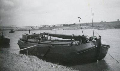 Vriendentrouw op de IJssel bij Westervoort rond 1950
wachtend op vracht via de schippersbeurs in Arnhem.