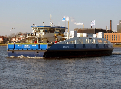 NZK Pont 102 op het Noordzeekanaal bij Zaandam.