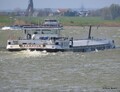 Kerstin afvarend op de Rijn bij Emmerik.