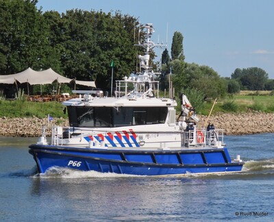P66 opvarend op de IJssel bij Bronckhorst.
