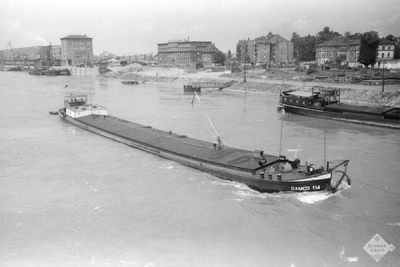 Damco 114 (2) kreeg in 1953 deze naam en  is de ex Damco 12 geweest, want deze naam ging naar de sleepboot Tucho. Hier opvarig in Mannheim.