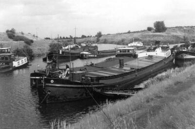 Damco 33 in 1953 beneden sluis 15 in Nederweert