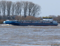 Storm opvarend op de Rijn bij Spijk.