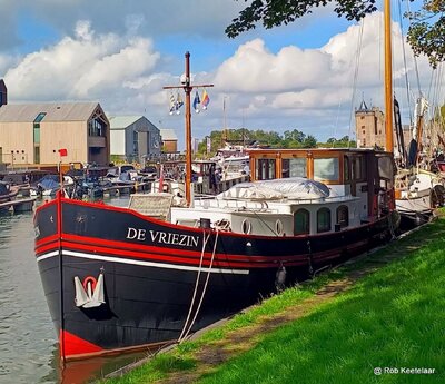 De Vriezin voor de zeesluis in Muiden.
